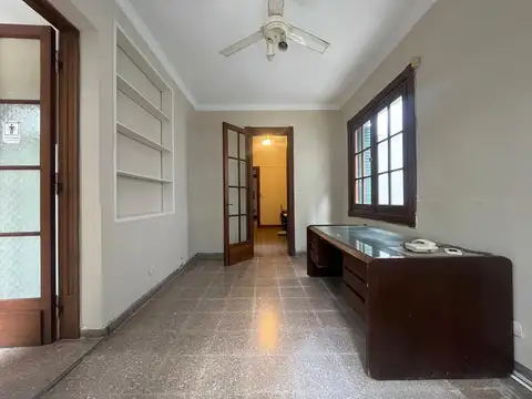Casa de 4 dormitorios con cocheras en alquiler en La Plata sobre Calle 50 [Cod: 8]