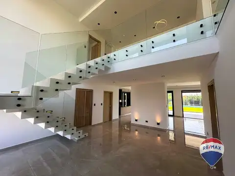 Casa 6 ambientes con 5 baños