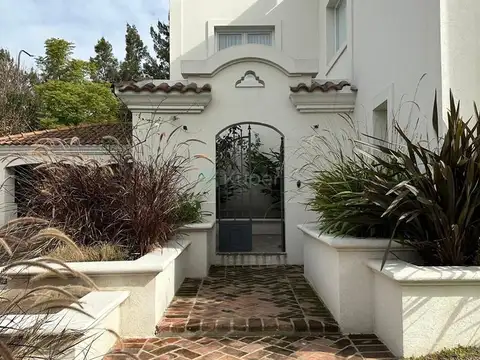 Muy buena casa de 5 dormitorios en venta en Laguna del Sol