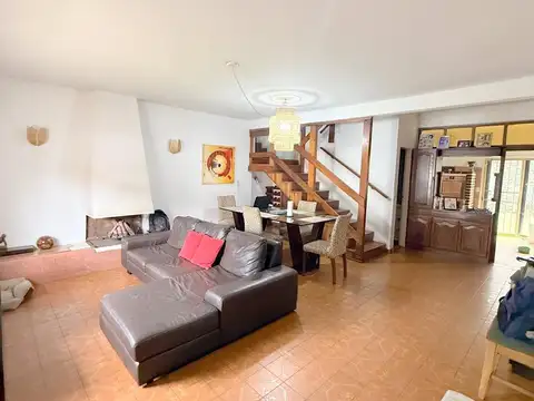 Casa 5 ambientes con 2 baños