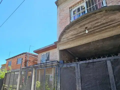 Venta Casa multifamiliar 2 pisos 6 amb F. Varela ( permuta por vehiculo)
