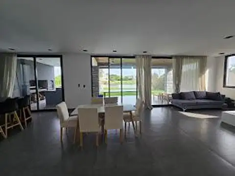 Casa 5 ambientes con 3 baños