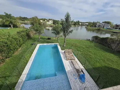 Barrio El Cantón Islas Casa en venta a la laguna con pileta 2 plantas y 4 dormitorios