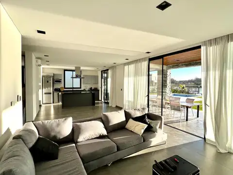 Casa en Venta en El Cantón, USD 440.000
