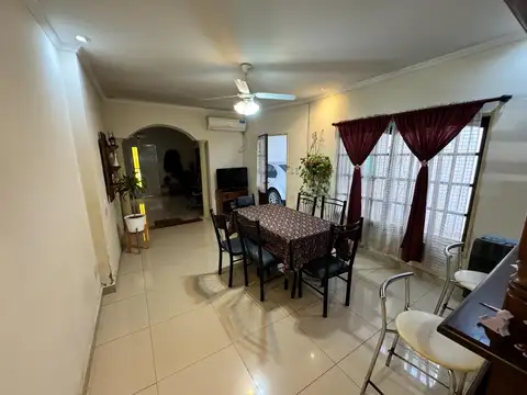 Casa 4 ambientes con 2 baños