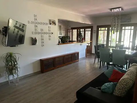 VENTA CASA 4 AMB. C/ PILETA CLIMATIZADA Y PARQUE.