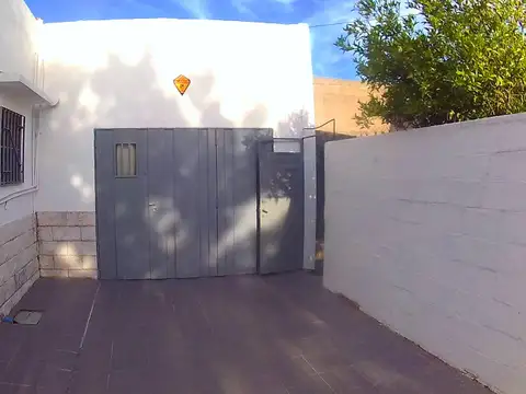 Casa 5 ambientes con 1 baño