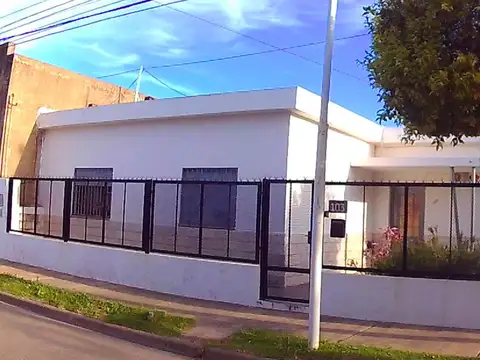 VENTA CASA 2 DORMITORIOS Y JARDÍN EN CAPITAN BERMUDEZ A METROS DE LA RUTA LADO RÍO