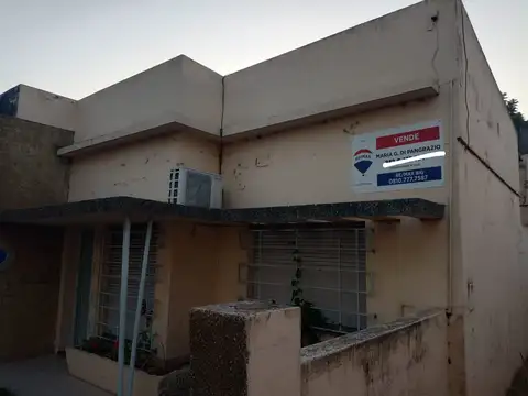 Casa con gran terreno en Avenida Lujan