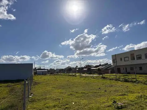 Avenida Félix U. Camet 3200