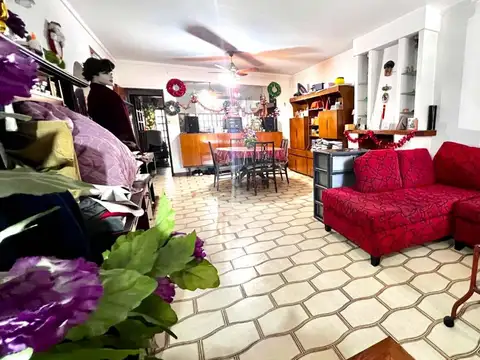 Casa 4 ambientes con 2 baños