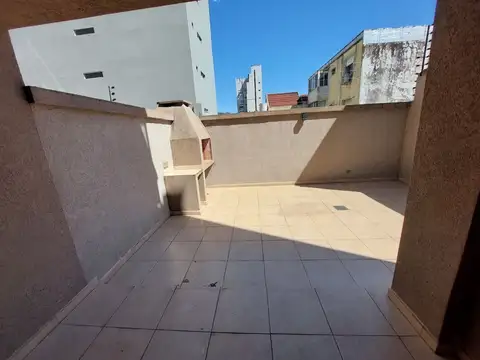 Dpto. 3 amb. con balcón/patio con parrilla al contrafrente en Villa Luro