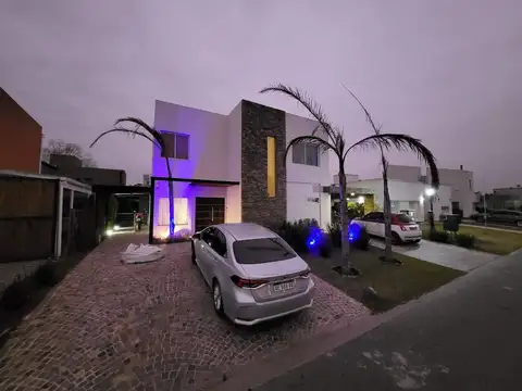 Casa 8 ambientes con 4 baños
