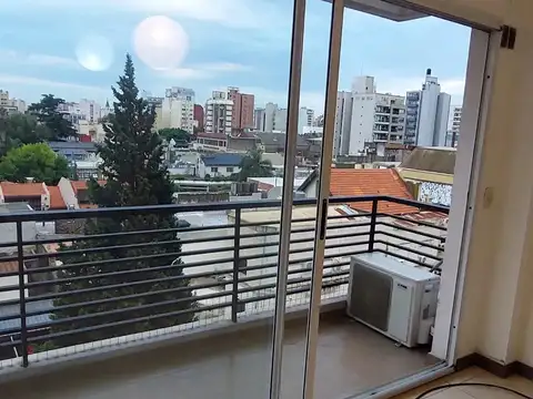 Hermoso depto con balcón. Luz incluida en expensas! Facilidades para el ingreso.