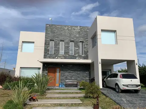 Venta Casa 5 amb pileta B. Santa Rita Canning