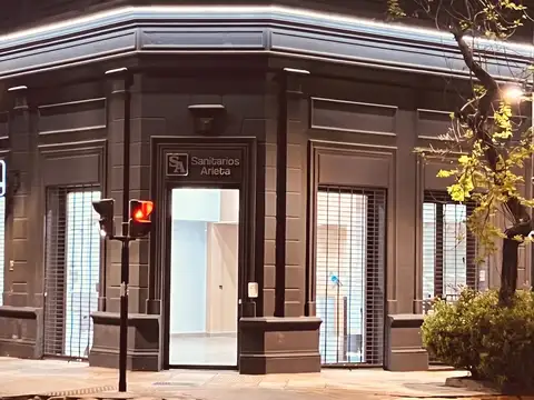 LOCAL EN ESQUINA, 168 m2. 5 vidrieras, dos plantas, doble altura equipado para show room. Unico en la zona. FOTOS SIN IA