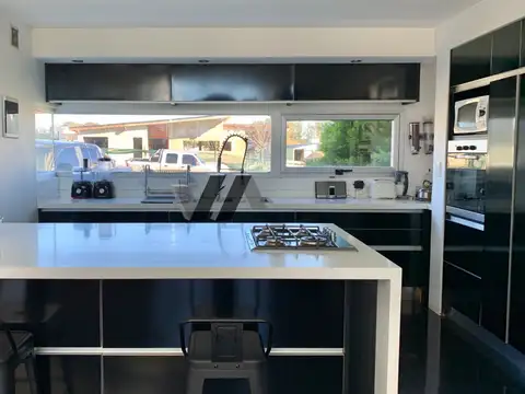 Retasado. Casa con 4 dormitorios. Piscina. Garage doble. Arenas del Sur.