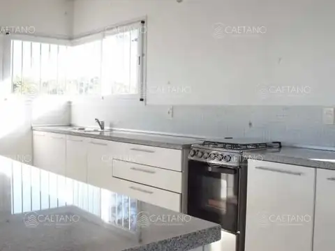 Hermosa casa amarilla de dos plantas con piscina!