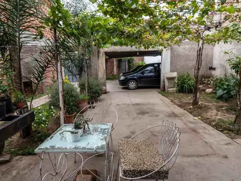CASA EN VENTA CON LOCALES SOBRE AV. ARTIGAS