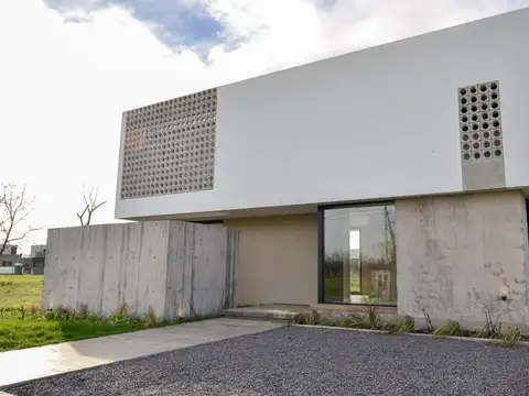 Casa Premium 3 Dorm a estrenar en venta-Barrio Cerrado Ribera -160 e/ 455 y 467 City Bell- La Plata