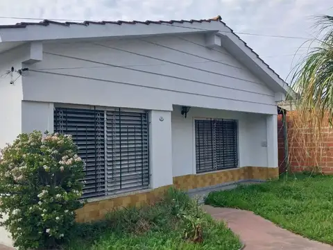 Casa en Alquiler con 1 cochera