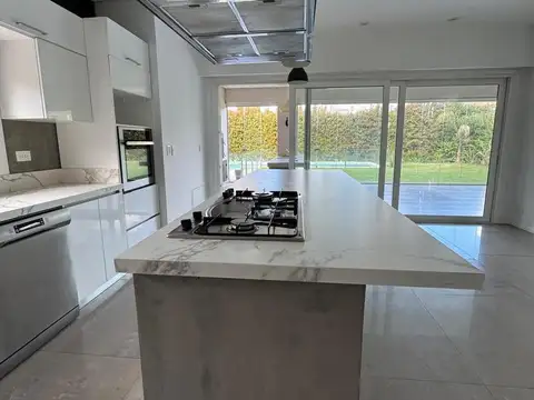 Casa en venta estilo moderno barrio Los Lagos Nordelta Tigre