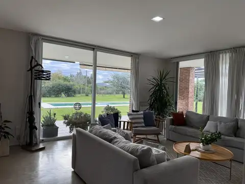 Casa en Venta con 2 cocheras