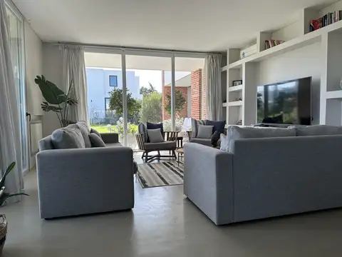 Casa 6 ambientes con 2 baños