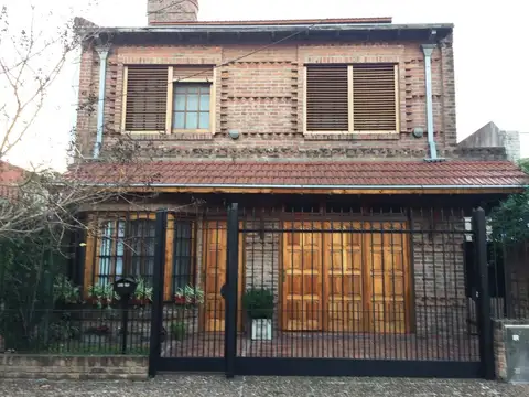 EXCELENTE CHALET DE 3 DORMIT + JARDIN C/QUINCHO Y PARRILLA