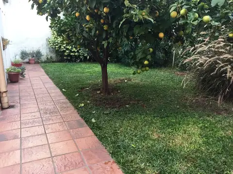 EXCELENTE CHALET DE 3 DORMIT + JARDIN C/QUINCHO Y PARRILLA