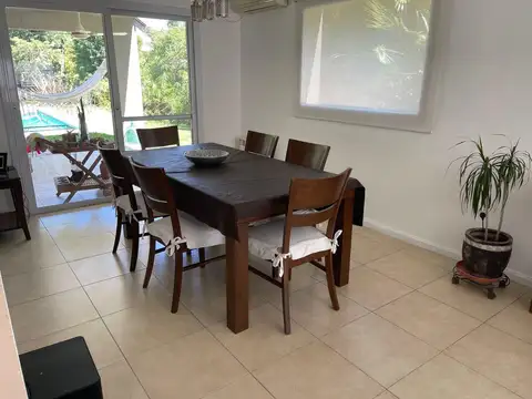 Casa 4 ambientes con 2 baños