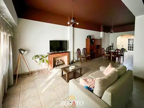 Venta casa 4 ambientes con jardín con galería y pileta en Villa Lugano