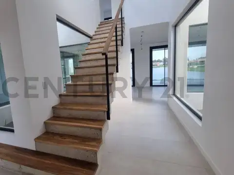 Casa 8 ambientes con 3 baños