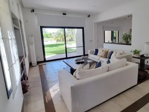 Casa 6 ambientes con 5 baños