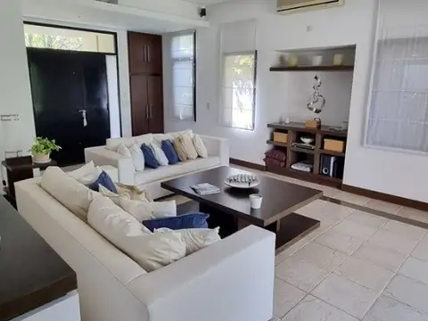 Casa en Alquiler con 2 cocheras