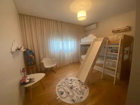 Casa en Alquiler Temporal con 4 cocheras