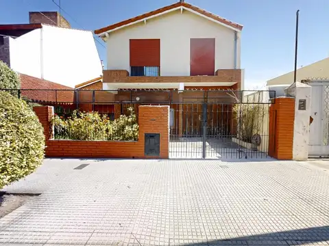 Casa en venta en Villa Adelina - 6 amb apta 2 familias c/jardín, patio y terraza.