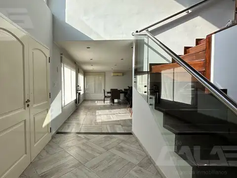 Casa en Venta con 3 cocheras
