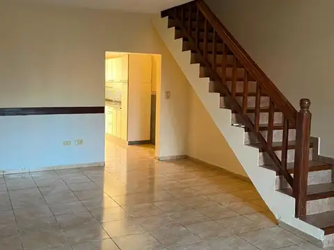 (A263) ¡TRIPLEX CON COCHERA Y AMPLIOS AMBIENTES!