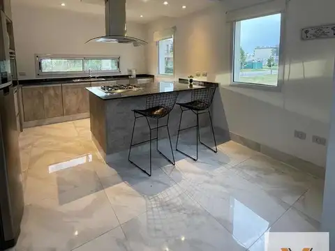 Casa 5 ambientes con 3 baños