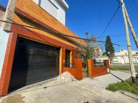 Casa 5 ambientes en Lanús Oeste con cochera Y Terraza