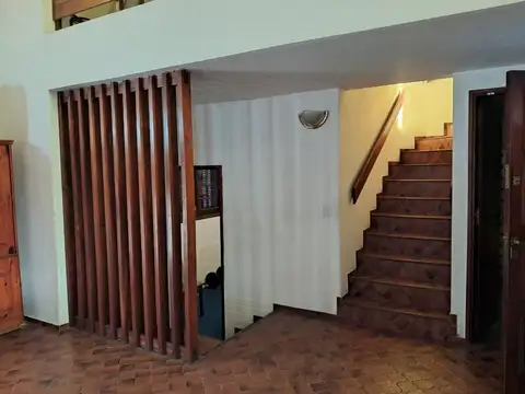 Venta de Espectacular Casa de Tres Dormitorios y Pileta en el Centro de Funes