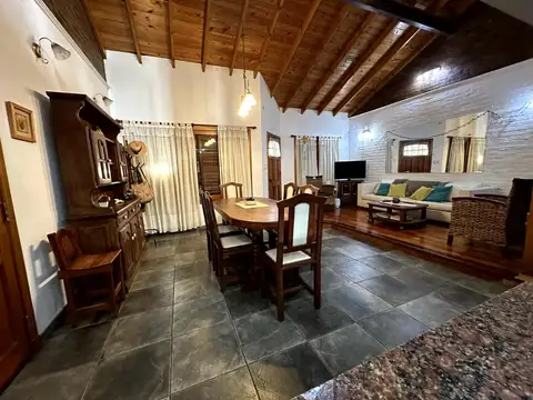 Casa en Venta con 2 cocheras