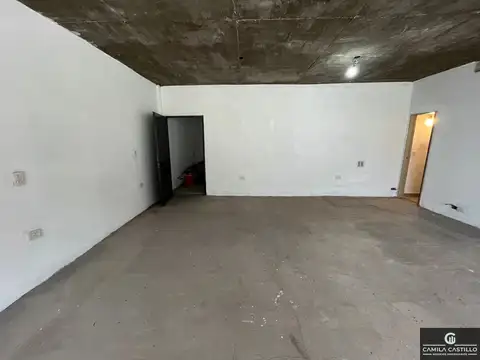 local comercial + deposito sobre colectora del Acceso Oeste, mano a Capital,