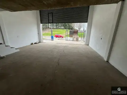 local comercial + deposito sobre colectora del Acceso Oeste, mano a Capital,