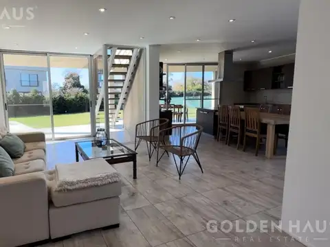 Casa en Venta con 3 cocheras