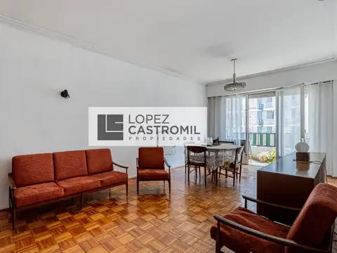 IMPECABLE SEMIPISO! Balcón con vista abierta al pulmón! Todo luz y sol! Doble circulación! Apto profesional! ÚNICO! OPORT!