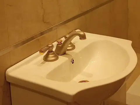 DUEÑO VENDE TIPO CASA TODO EN PLANTA BAJA 3 AMB. AMPLIOS CON JARDIN EN EXCELENTE ESTADO INMEJORABLE UBICACION .