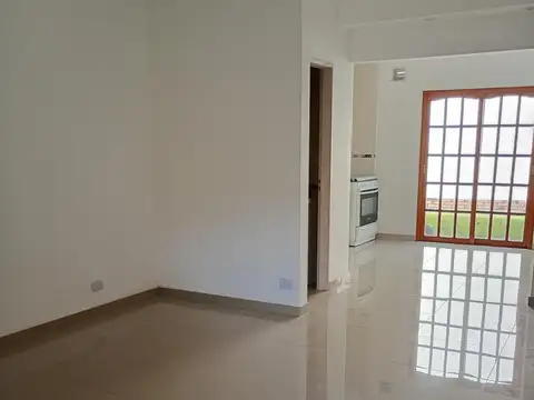 TIPO CASA AL FRENTE  TODO EN PLANTA BAJA 3 AMB. AMPLIOS  SUPER LUMINOSA TOILETTE BAÑO COMPLETO CON JARDIN EN EXCELENTE ESTADO INMEJORABLE UBICACION  DUEÑO SIN COMISION.