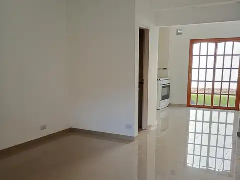TIPO CASA AL FRENTE  TODO EN PLANTA BAJA 3 AMB. AMPLIOS TOILETTE BAÑO COMPLETO CON JARDIN EN EXCELENTE ESTADO INMEJORABLE UBICACION  DUEÑO SIN COMISION.